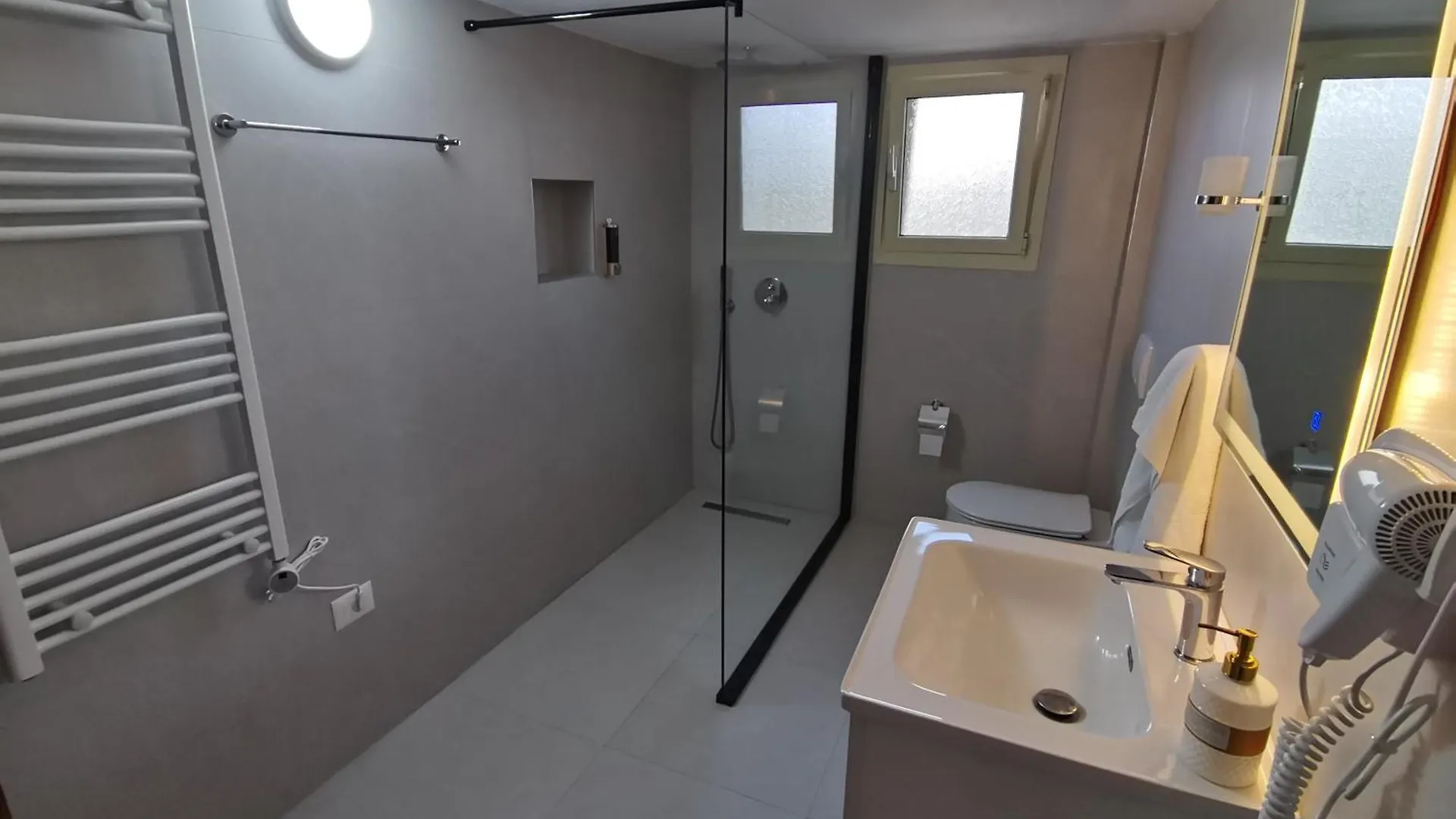 Leatis Apartment ドゥラス 0*,