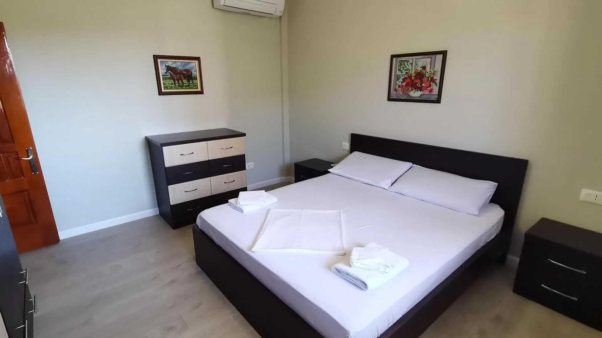 Leatis Apartment ドゥラス 0*,
